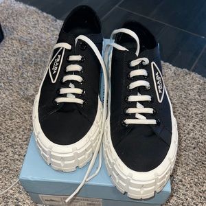 Black platform tennis shoes
